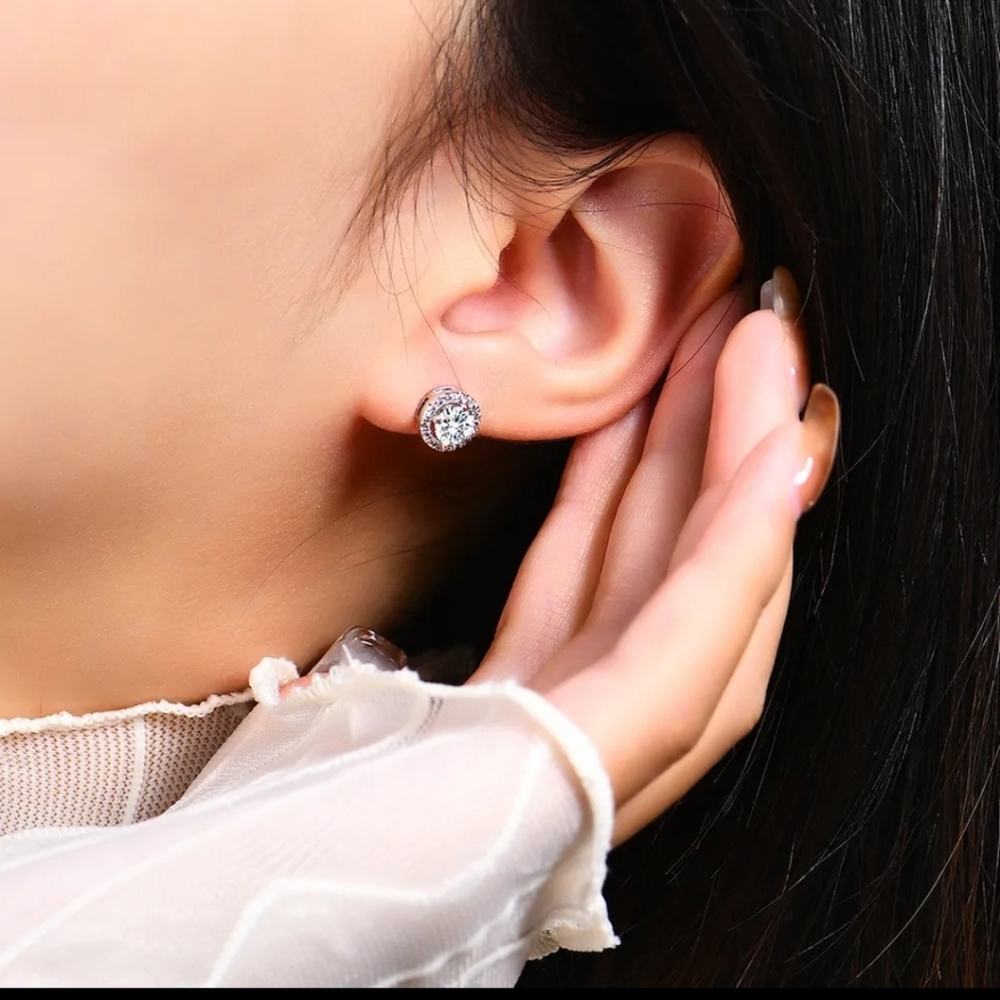 HOST PICK 👌❤️ Luxury Halo Moissanite Stud Earrings - Picture 4 of 6